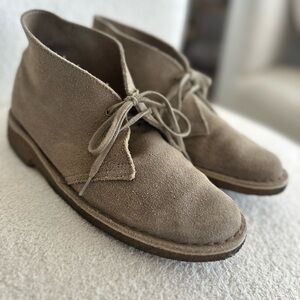 Women’s CLARKS Suede Leather Lace-Up Desert Boots – Size 7